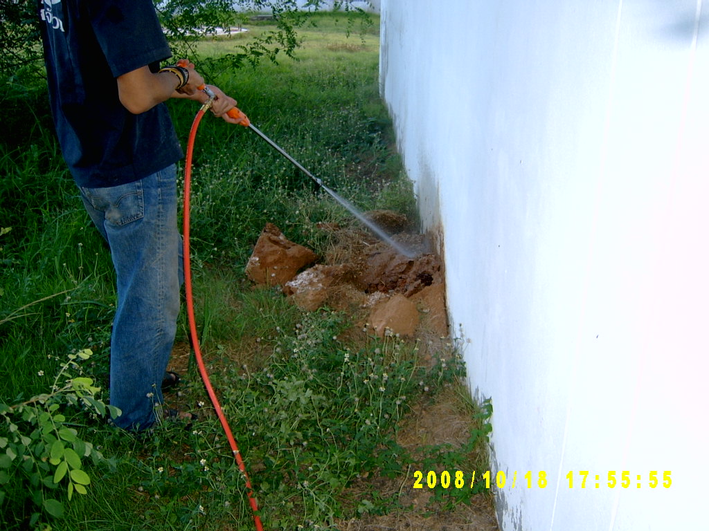 เจ้าหน้าที่กำลังฉีดน้ำยารังปลวก