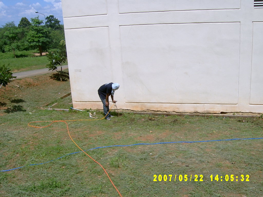 เจ้าหน้าที่กำลังอัดน้ำยาลงในดิน