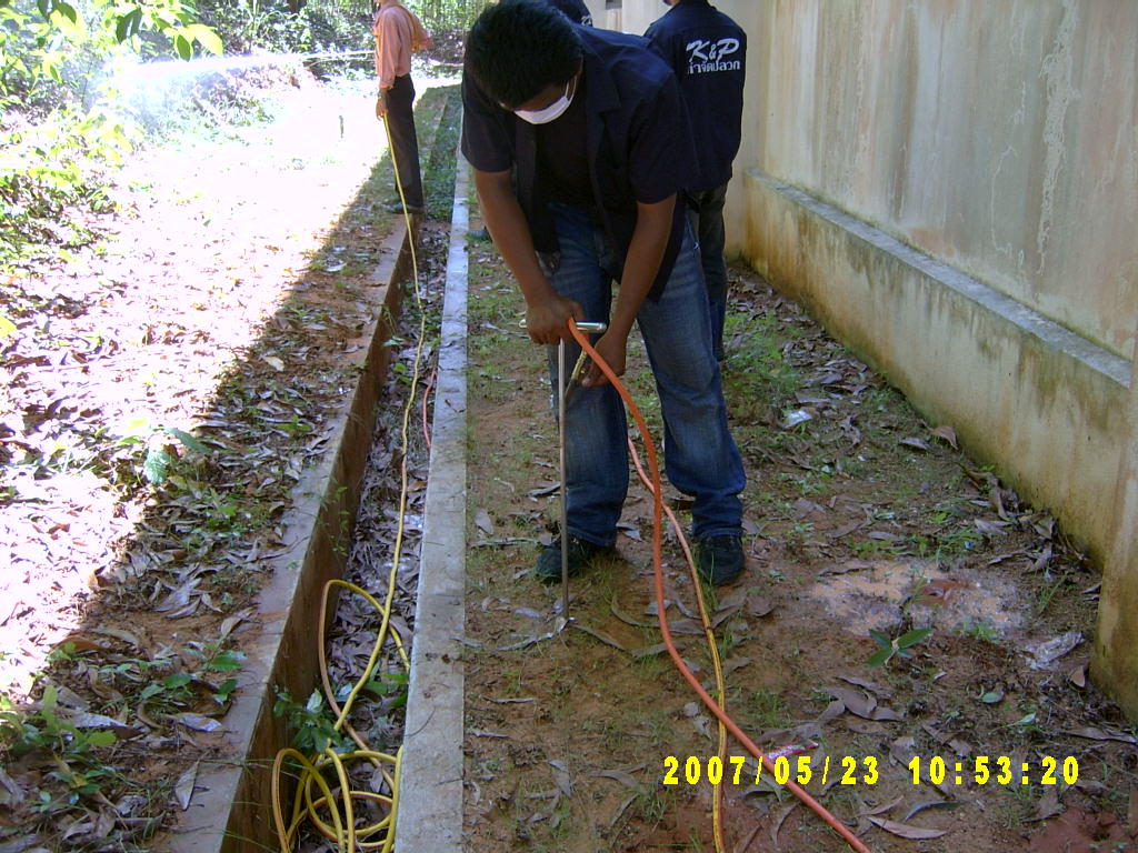 เจ้าหน้าที่กำลังอัดน้ำยาลงในดิน