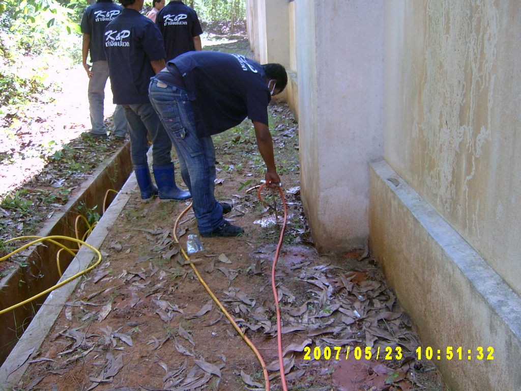 เจ้าหน้าที่กำลังอัดน้ำยาลงในดิน